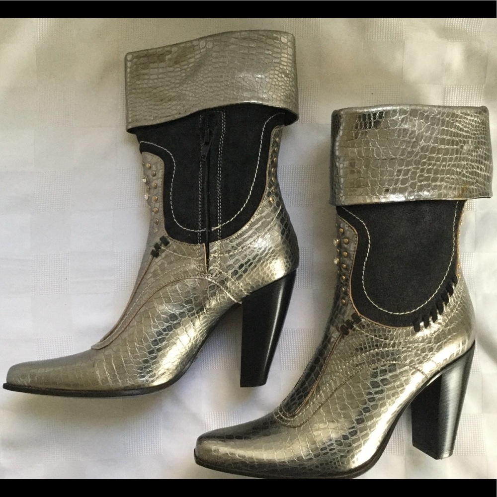 New in the box Ladies printed leather boots